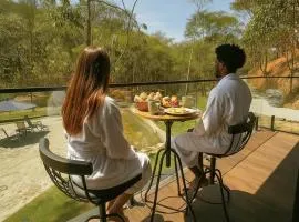 Chalé com banheira, piscina e cachoeira privativa