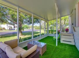 Sebastien Cottage with Screened Porch, 5 Mi to Beach: Sebastian'da bir otel