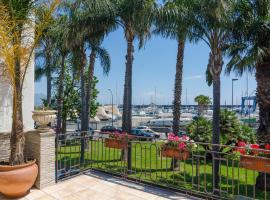 Casa delle Zammare Fronte mare centro storico, hotel in Riposto