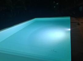 Studio Kerbignon, Piscine privée, hotel in Case-Pilote