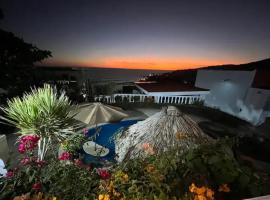 Mar y Cielo Beach House, hotel i Tamanique