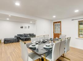 Updated Getaway with Sauna and Yard in Bloomsbury!, ξενοδοχείο σε Port Warren