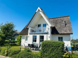 Ferienwohnung Arkonablick EG, Helle Wohnung mit 2 Terrassen und eigenem eingezäuntem Garten Hunde herzlich willkommen, ξενοδοχείο σε Glowe