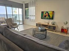 מיני פנטהאוס נווה גן Mini Penthouse by Lake Neve Gan