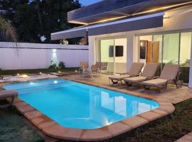 Villa H modern living steps from the beach, hotell sihtkohas Temara