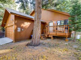 1 Mi to Skiing! Cabin Hideaway on June Lake Loop, Hotel in June Lake