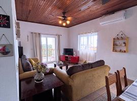 Sunset Views Apartment, West End, hotel v destinaci West End