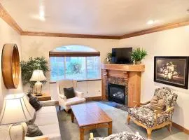 Family Friendly King Villa with Kitchen Near Ski Resorts - 1049