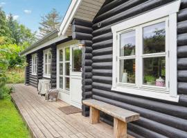 Lovely Log House On Møn, hotel with hot tubs in Pollerup Kullegård