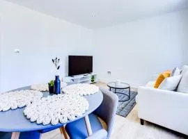 4 Bed House with Driveway - city centre