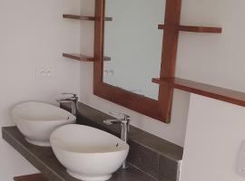 Villa d'évasion proche de la plage, hotel in Boukot Ouolof