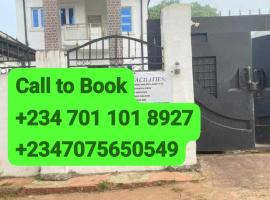 DIVINE VILLA AND RESORTS HOTEL GUEST House 15 mins Near Michael Okpara University Sam Mbakwe Airport, hotel en Umuhu
