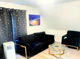 Modern Home 5-minute Walk 2 Falls, Winter Getaway!, hotel v destinaci Niagara Falls