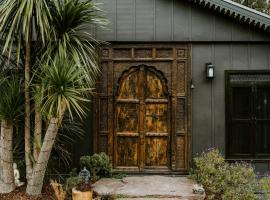 Launching Place에 위치한 온수 욕조가 있는 호텔 The Temple - Country Farm Retreat