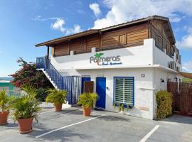 Palmeras Beach Apartments - Playa Santa, hotel com estacionamento em Gu&aacute;nica