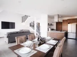 Modern House with Jacuzzi & Grill 3BR