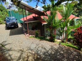 Charming Small House, Near the beach & Waterfalls, Hotel in Platanillo