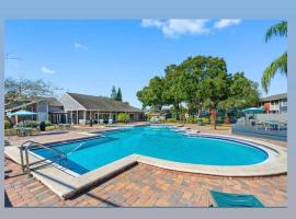 A full-fledged apartment with overlooking the lake, hotel i Tampa