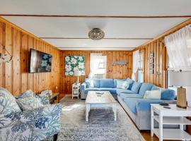1 Block to Humarock Beach Dog-Friendly Cottage, hotel i Marshfield