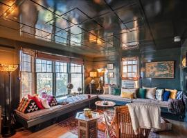 The Explorer's Retreat-West End Condo King Bed, cottage in Provincetown