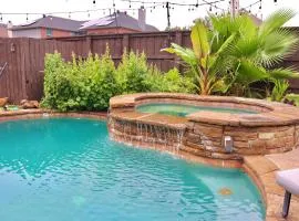 Luxurious 5-Bed home with heated Pool, Jacuzzi, Media Room, Grill and several living spaces!