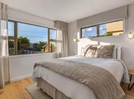 Memories - stunning relaxation near lake with private hot tub