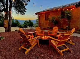 NEW LISTING, Near Yosemite South Gate entrance and town, King bed, Hot Tub, BBQ, Firepit & Mountain Views