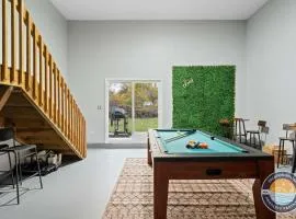 Lake Geneva Family House Pool Table Fireplace and Sleeps 10