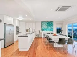 35 Hazel St - Pet Friendly outside only - Luxury - No Linen Included