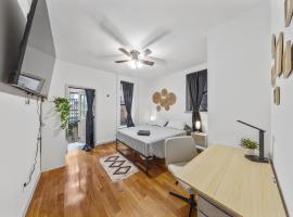 Private Room at a Shared Apartment by Times Square Manhattan, hotel v destinaci New York