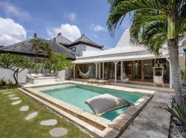The White Joglo a stylish 3BDR Villa with Pool 2 min from the beach