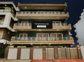 Super Townhouse Subhash Chowk Near Medanta Hospital Formerly L B Residency