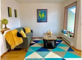 Lovely Condo Across from Downtown w Mountain View