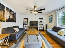 Ocean & Mountain View Home, near Downtown Juneau, hotel v destinaci Juneau