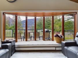 Juneau 3 bedroom home with Ocean & Mountain Views, hotel v destinaci Juneau