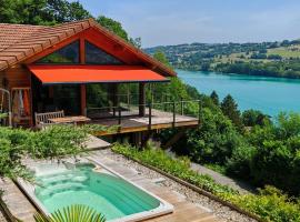 SEEBLICK romantic chalet spa lake view, hotel in Paladru