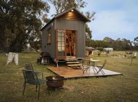 Hillsview Cottage by Tiny Away