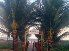 Casa cinza em frente à praia em condominio