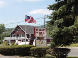 Wagon Wheel Inn, hótel með jacuzzi-potti í Lenox