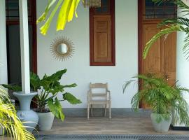 ISOLA - Surf House, hotel in Koggala