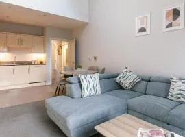 Chic 2-Bed, 2 Bath Apt in City Centre Sleeps 6, Free Secure Parking