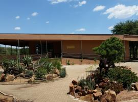 Babson House at Cheetah Conservation Fund, hotel con estacionamiento en Waterberg