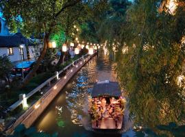 Luxury Riverside House with Garden in Central Suzhou, hotel in Suzhou