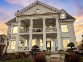 Gorgeous Historical Mansion on the Lake Front, ξενοδοχείο σε Racine