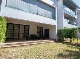 Azuri Ocean & Golf Village - Elegant 3-Bedroom Apartment with Private Garden, Beach & Pool Access in Roches Noires, hotel in Roches Noires