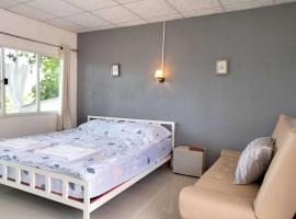 บ้านสวนคึดฮอดโฮมสเตย์ ศรีสวัสดิ์ กาญจนบุรี, hotel in Ban Hin Hak