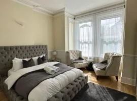 5 min from the beach O2 academy shared kitchen