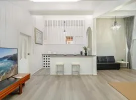 Casula cozy 3Br home with parking & WiFi