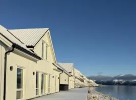 Arctic Fjord House - Fjord View, Sauna, Hot Tub