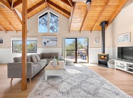 Holiday Retreat Jervis Bay - 5 Min Walk to Bay, hotel in Callala Bay